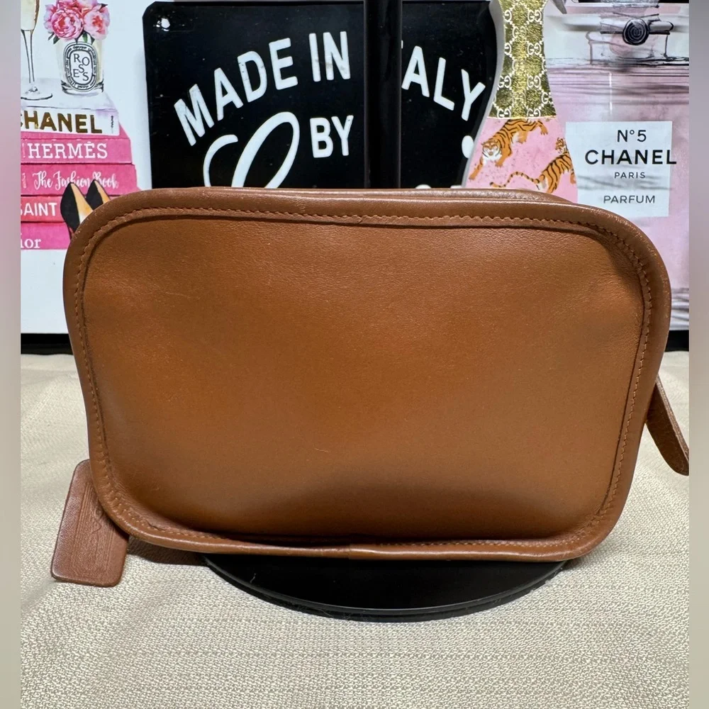 GUC Coach Brown Leather Cosmetic Bag with Crossbody Chain - Picture 4 of 13